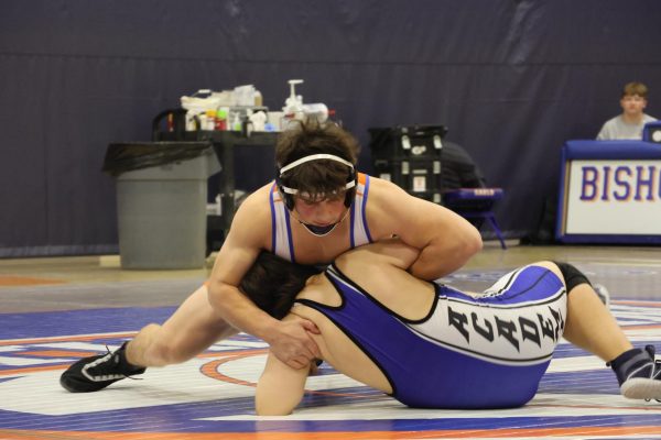 Maddox Freking'26 putting his opponent in a headlock.